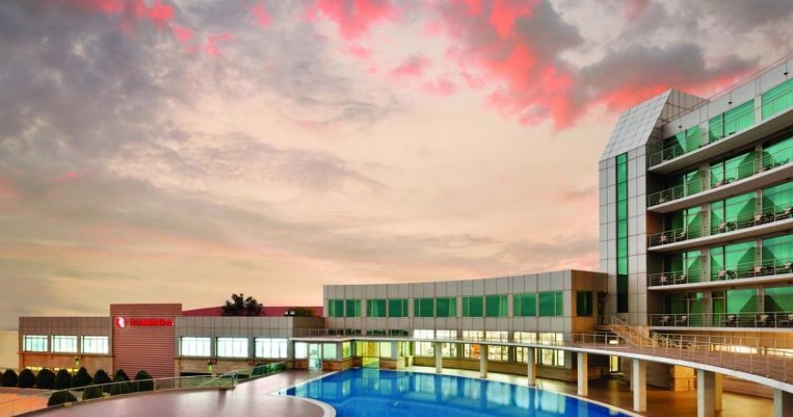 استخر هتل رامادا باکو