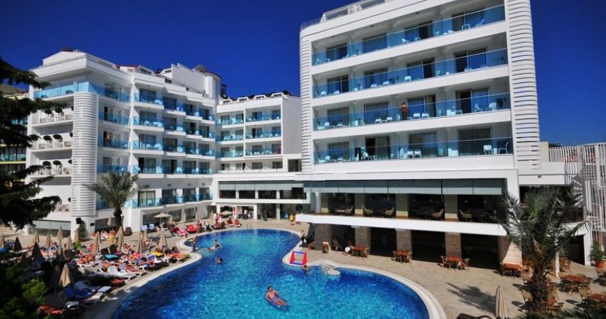 استخر هتل بلو بی پلاتینیوم