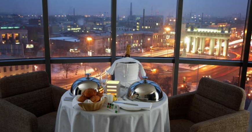 رستوران هتل هالیدی این سنت پترزبورگ رستوران هتل هالیدی این سنت پترزبورگ